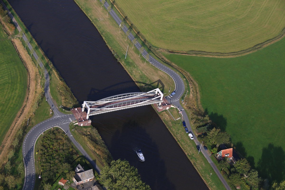 RWS_NN's tweet photo. Rijkswaterstaat heeft besloten om de brug #Dorkwerd #Groningen weer volledig omhoog te zetten. Dat betekent dat ook het fiets- en wandelverkeer voorlopig geen gebruik kan maken van de brug. Bij de nadere inspecties is schade aan het bewegingswerk ontdekt https://t.co/sgIglZ7tNH