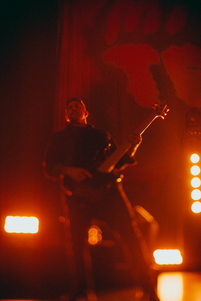 Final show of 2025 was a blast. Thank you to everyone who showed up and supported me and the artists I played for this year— I’m so thankful to still be able to travel the world playing music 

📸 by Zach pigg