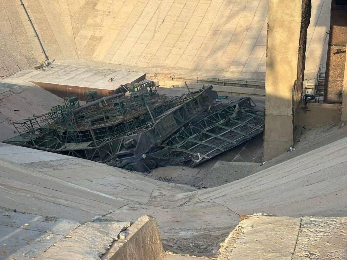 booster_10's tweet image. The Russian space program has been falling apart for a while but it's still wild to see it take on such a literal form.