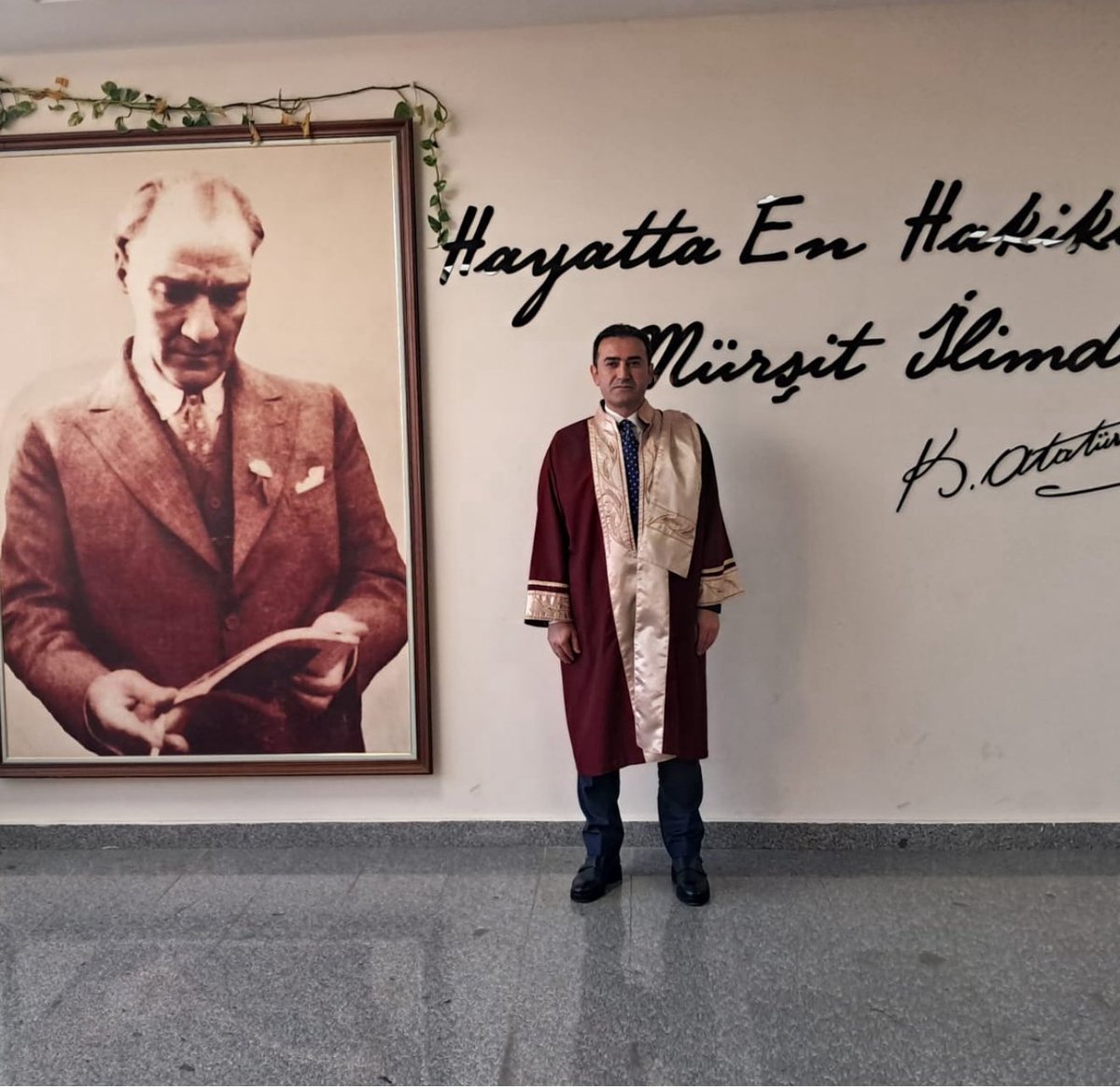 seyfi_han's tweet image. 5-6 yıllık emek sorasında bu gün yaptığım tez savunması ile hukuk doktoru oldum. Emeklerini esirgemeyen hocalarıma ve bu yolculukta sabıt gösteren aileme şükranlarımı sunuyorum.