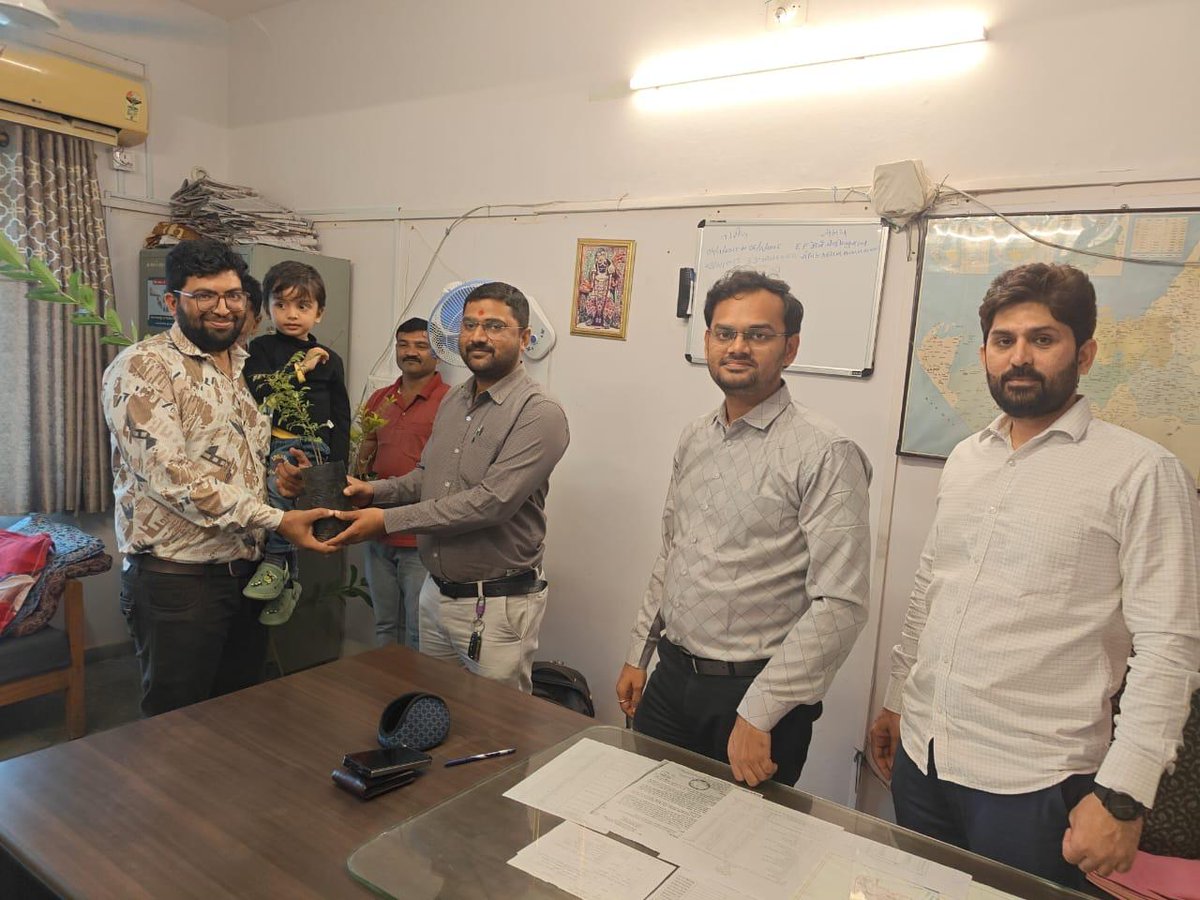 CollectorJamngr's tweet image. મતદારયાદી સુધારણા કાર્યક્રમ-૨૦૨૬ અંતર્ગત પોતાના ભાગના તમામ મતદારોની વિગતો મેળવી સંપુર્ણ કામગીરી પુર્ણ કરનાર BLOs નું મદદનીશ મતદાર નોંધણી અધિકારીશ્રી, ૭૬-કાલાવડ દ્વારા સન્માન કરી પ્રોત્સાહિત કરાયા તથા અન્ય BLO ને પણ પ્રેરીત કરવા જણાવ્યું.
@ECISVEEP @CEOGujarat @infojamnagargog