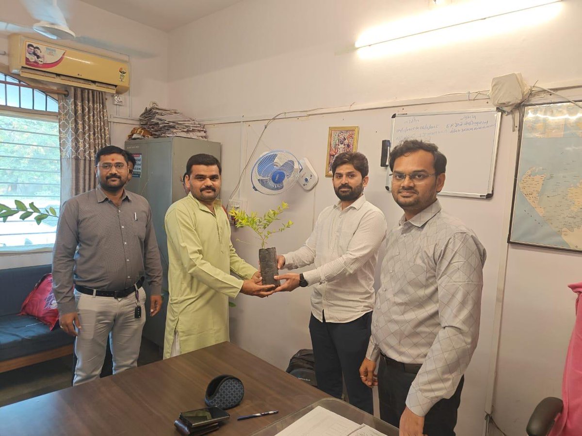 CollectorJamngr's tweet image. મતદારયાદી સુધારણા કાર્યક્રમ-૨૦૨૬ અંતર્ગત પોતાના ભાગના તમામ મતદારોની વિગતો મેળવી સંપુર્ણ કામગીરી પુર્ણ કરનાર BLOs નું મદદનીશ મતદાર નોંધણી અધિકારીશ્રી, ૭૬-કાલાવડ દ્વારા સન્માન કરી પ્રોત્સાહિત કરાયા તથા અન્ય BLO ને પણ પ્રેરીત કરવા જણાવ્યું.
@ECISVEEP @CEOGujarat @infojamnagargog