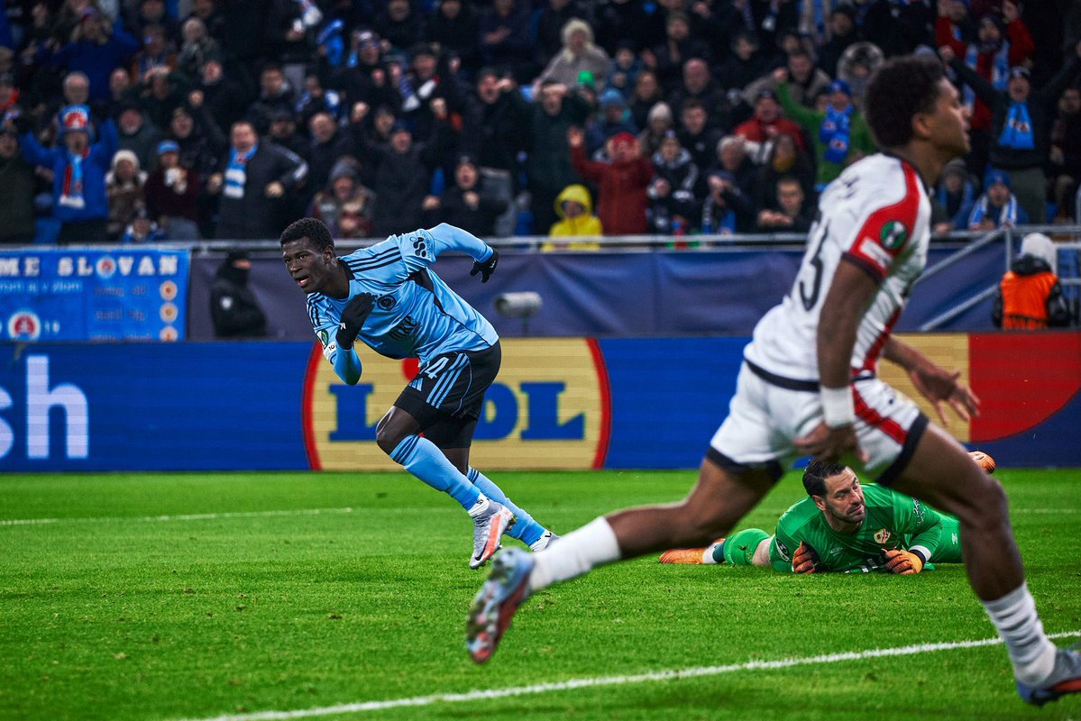 RealDeBanjulFC's tweet image. Congratulations Alasana Yirajang on scoring your first goal in Europe, against a good team, Rayo Vallecano of the Spanish La Liga 🔥❤️👏🏽.

Keep it up, boy wonder.

#rdb #yirajang #slovanbratislava #real4real