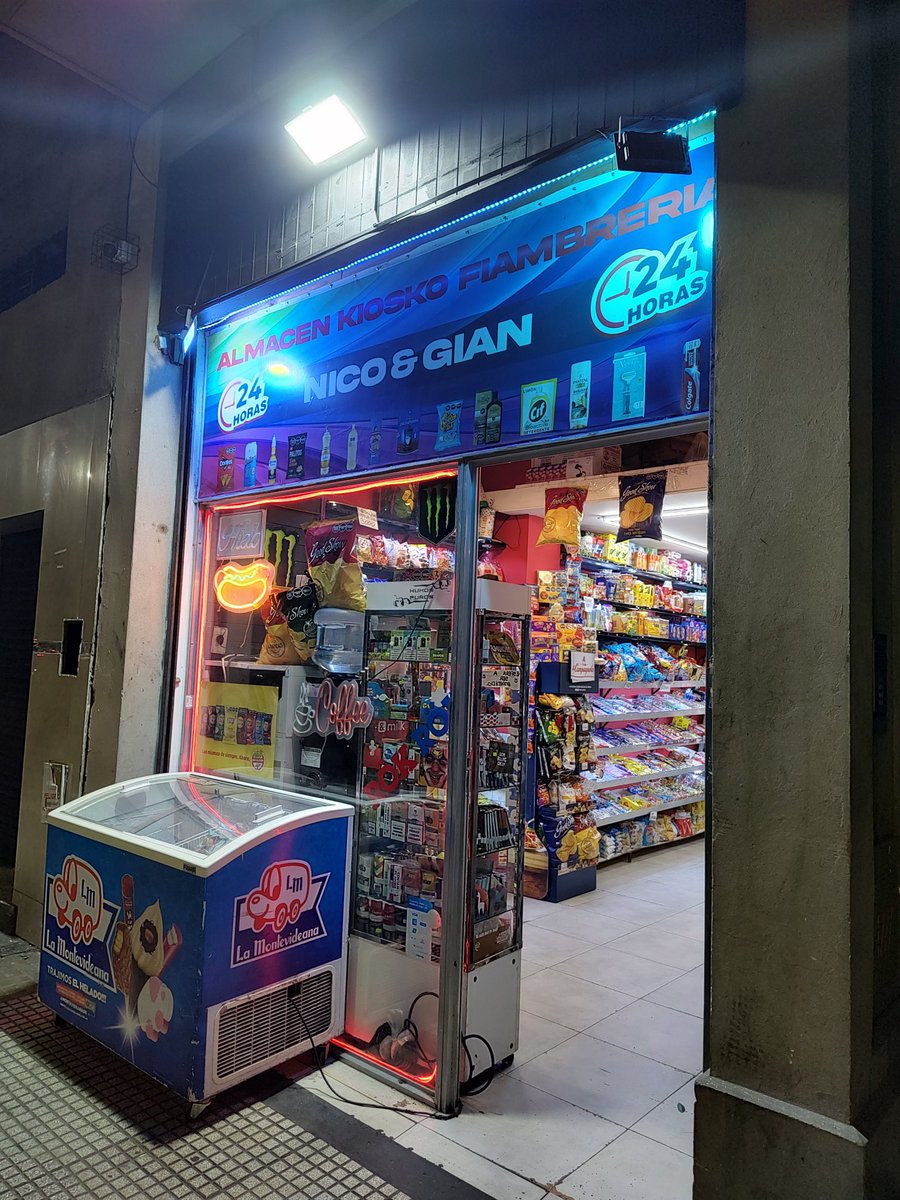 DarkFrostX's tweet photo. Felicitaciones @NicoFerreroA y @GianiOdoguardii de TDT por el emprendimiento de almacen en San Telmo 👏 👏👏 @olgaenvivo https://t.co/t3FMXYQ9Jh
