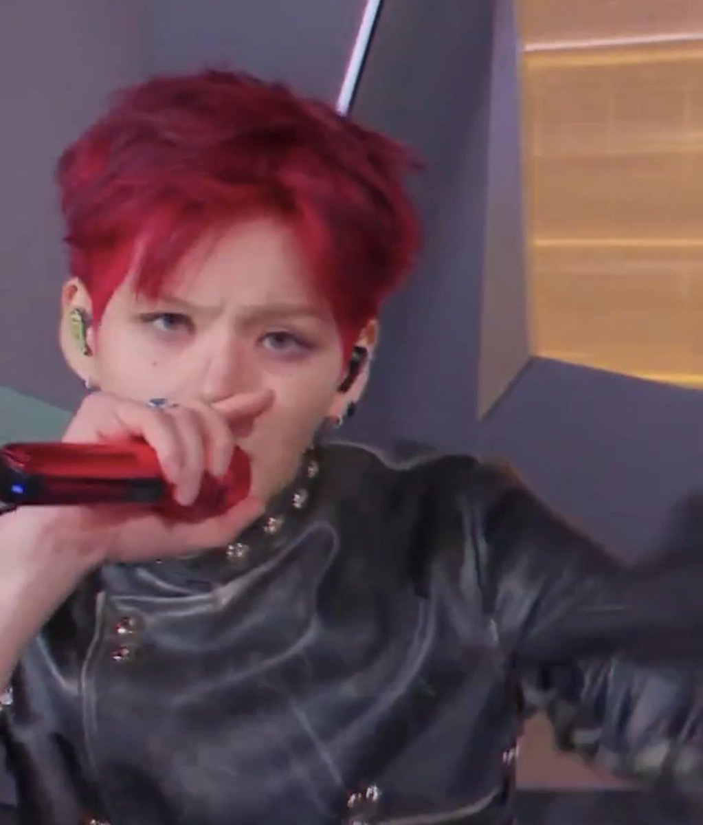 qtyjh's tweet image. GDA : ผู้ชายที่ใส่เสื้อแดงชื่ออะไรคะ 
MAMA : ผู้ชายที่ผมแดงชื่ออะไรคะ

สีมงคล ปน ความหล่อ555555555555555555