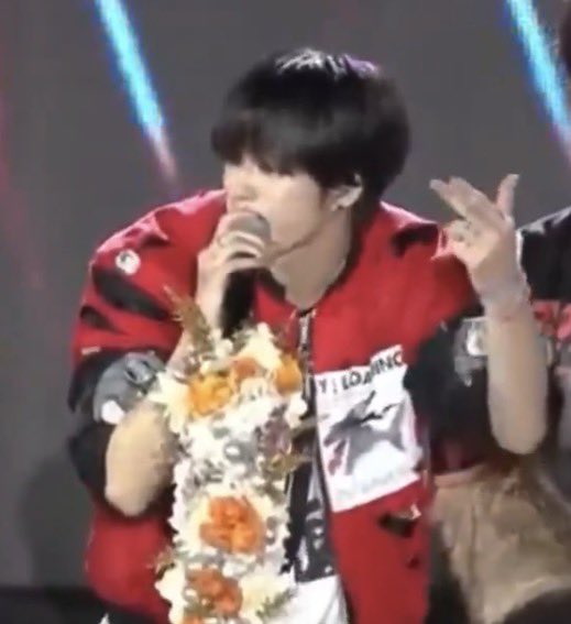 qtyjh's tweet image. GDA : ผู้ชายที่ใส่เสื้อแดงชื่ออะไรคะ 
MAMA : ผู้ชายที่ผมแดงชื่ออะไรคะ

สีมงคล ปน ความหล่อ555555555555555555