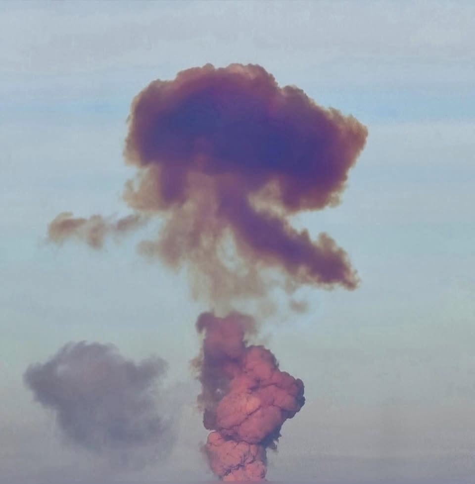 Поскольку сегодня вы увидите много постов с оранжевым дымом, то дежурное напоминание, если увидите что-то подобное в реальной жизни — бегите как можно дальше и не вдыхайте глубоко.

Тетраоксид диазота страшная канцерогенная дрянь, а запускать любые ракеты на гидразине и амиле