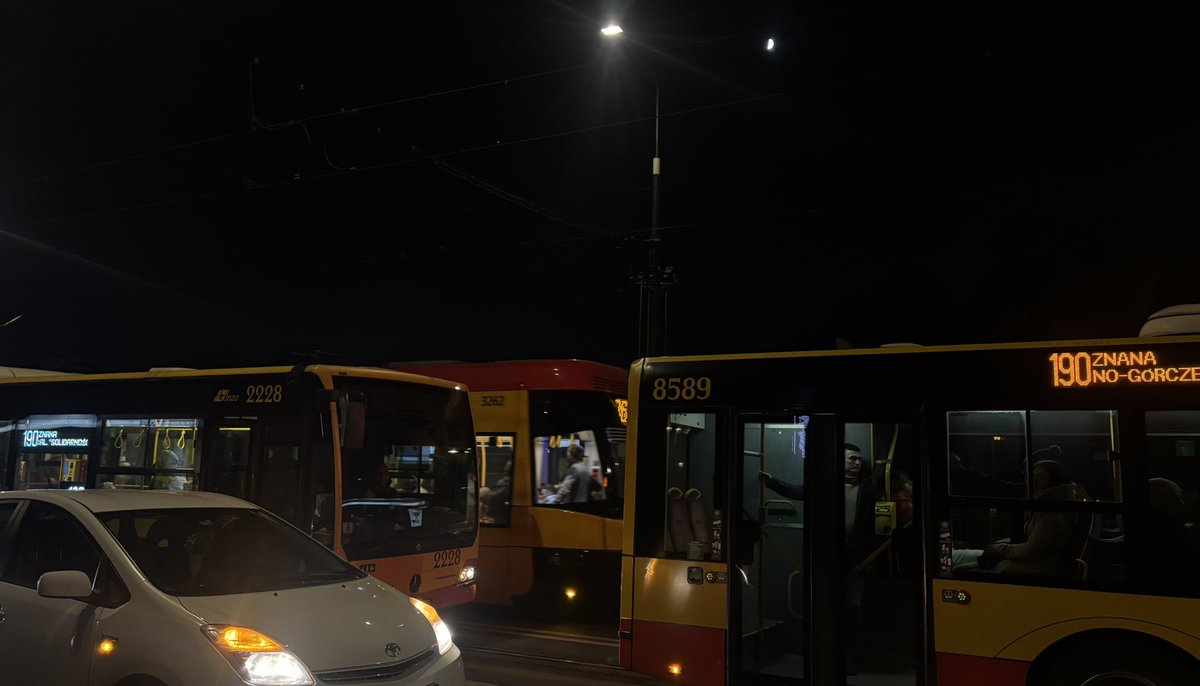 bartines's tweet image. 160 nie przyjeżdża od 10 minut na Stare Miasto. Za to w tym samym czasie przyjechały dwie 190. No bo czemu nie? 🤯