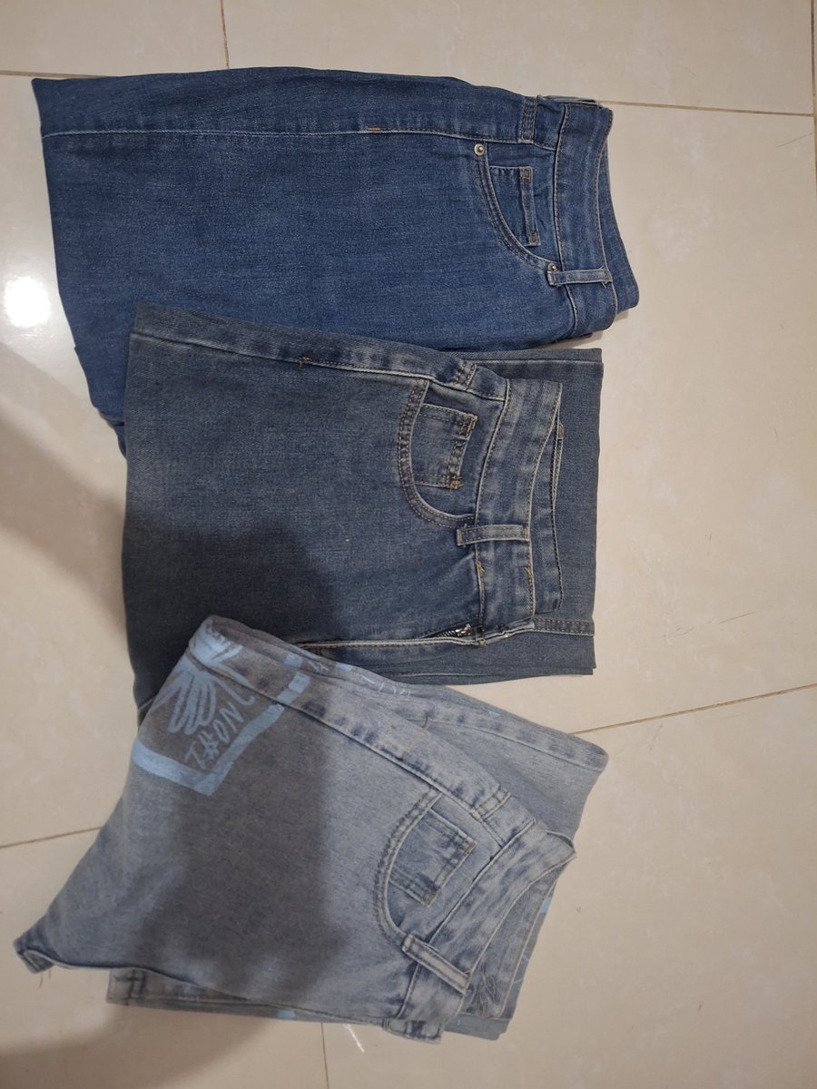 Shninnk's tweet photo. halo, aku mau preloved jeans aku. Msih good condition semuanya, dijual karna gak muat. under 90k semua yaa https://t.co/LWuPJ65hg9