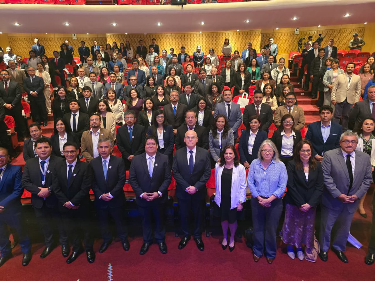 pcmperu's tweet image. ✨ Desde la Presidencia del Consejo de Ministros seguimos acercando el Estado a más personas.
A través de la Secretaría de Gestión Pública, administramos los canales de la Plataforma de Mejor Atención al Ciudadano – MAC, centralizando trámites y servicios para brindar una…