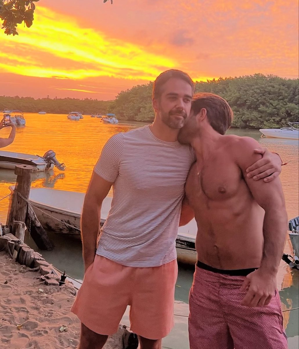 choquei's tweet image. 🚨VEJA: Eduardo Leite, governador do RS, em férias com seu marido Thalis Bolzan.