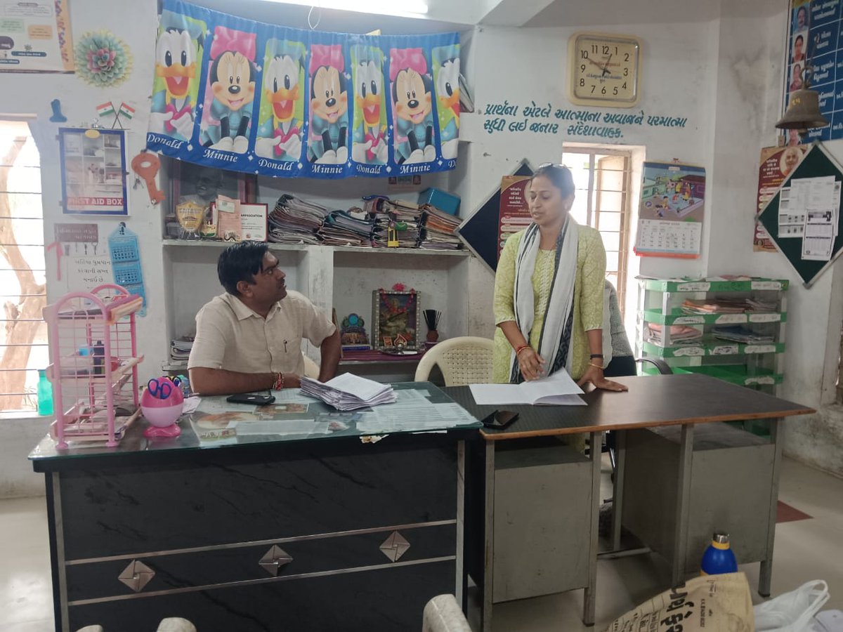 CollectorJamngr's tweet image. મતદારયાદી સુધારણા કાર્યક્રમના અંતિમ દિવસોમા બાકી કામગીરી અચુક પુર્ણ થાય તે સુનિશ્ચિત કરવા મતદાર નોંધણી અધિકારીશ્રી, ૮૦-જામજોધપુર દ્વારા BLOs ની મુલાકાત લઈ જરૂરી માર્ગદર્શન સહ સુચનાઓ આપી.
@ECISVEEP @CEOGujarat @infojamnagargog