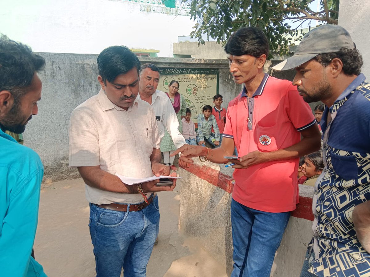 CollectorJamngr's tweet image. મતદારયાદી સુધારણા કાર્યક્રમના અંતિમ દિવસોમા બાકી કામગીરી અચુક પુર્ણ થાય તે સુનિશ્ચિત કરવા મતદાર નોંધણી અધિકારીશ્રી, ૮૦-જામજોધપુર દ્વારા BLOs ની મુલાકાત લઈ જરૂરી માર્ગદર્શન સહ સુચનાઓ આપી.
@ECISVEEP @CEOGujarat @infojamnagargog