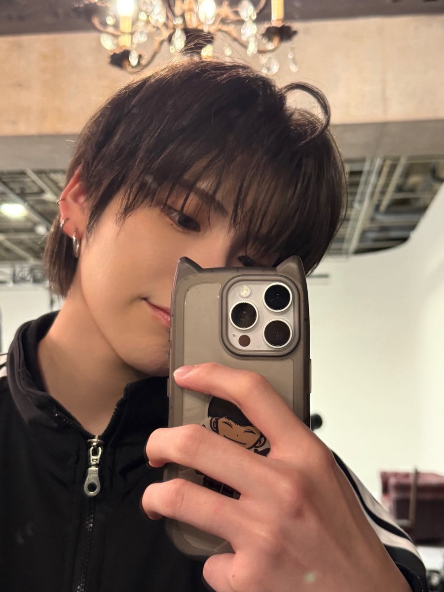 anonymousbread8's tweet image. THE HAIR STRAND IS SO CUTE