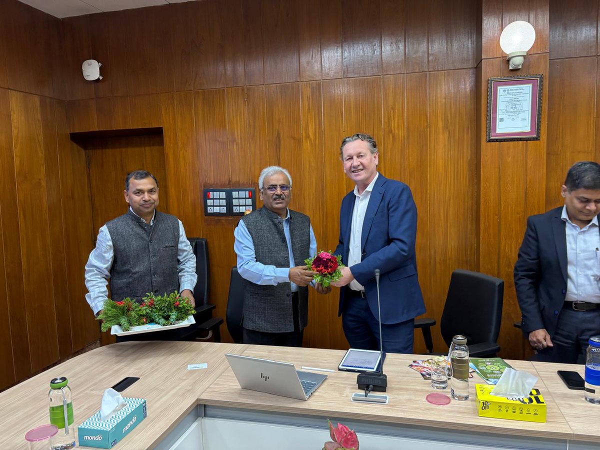 CSIRCIMAP's tweet image. Dr. @PrabodhTrivedi, @DirectorCimap welcomed BASF representatives and discussed potential collaborations. Mr. Marc from Isobionics, a BASF subsidiary, presented common aroma molecules for the flavors and fragrances industry. BASF&apos;s team visited CSIR-CIMAP for biotechnological…