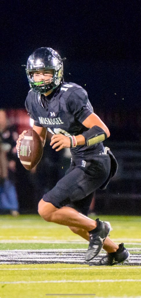 Junior Season Highlights 

• 6-4 record
• 2239 yds passing 
• 124/187 (66%)
• 267 yds rushing 
• 28 Touchdowns 

hudl.com/v/2T2VxG