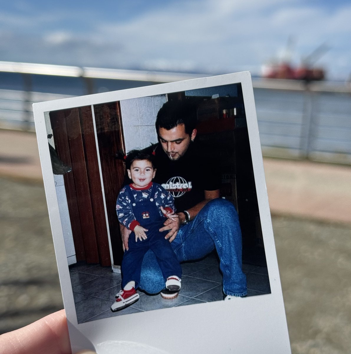 mi papá falleció cuando yo tenía 2 años, todo lo que me queda son recuerdos. fotos, algún que otro video y muchas anécdotas de la gente que lo ama y que tuvo el placer de compartir un poco de su vida.
crecí con un dolor enorme y una de las maneras que encontré para atravesarlo +