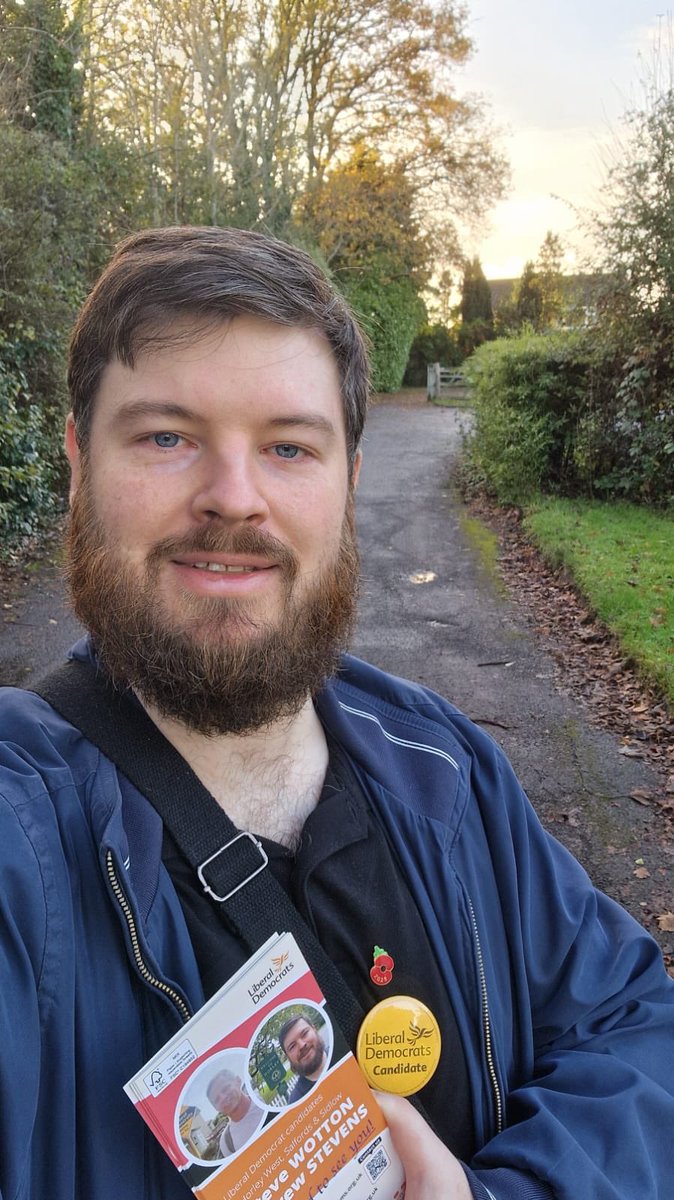 ReigateLibDems's tweet image. Our candidates for next May’s elections were busy knocking on doors &amp;amp; talking to residents in Salfords 
#WorkingAllYearRound