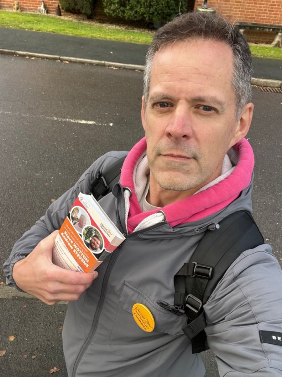 ReigateLibDems's tweet image. Our candidates for next May’s elections were busy knocking on doors &amp;amp; talking to residents in Salfords 
#WorkingAllYearRound