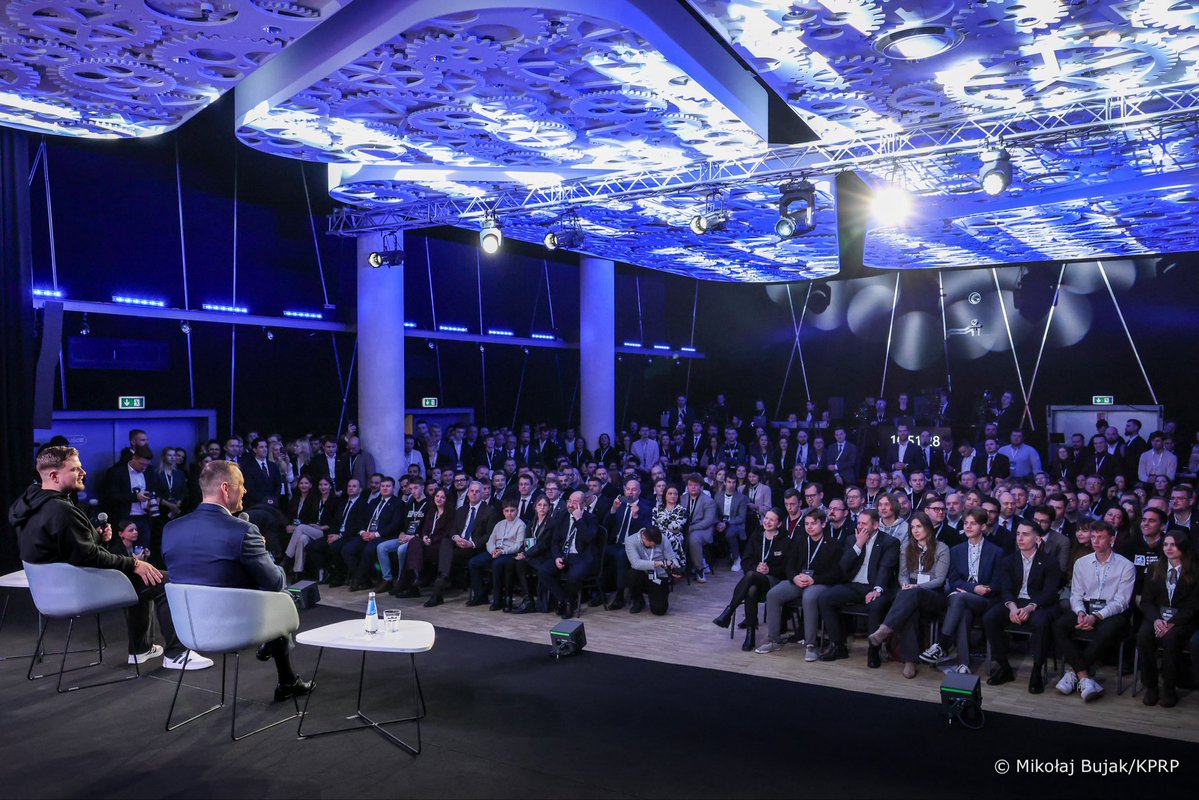 NawrockiKn's tweet image. Silna Polska. Przyszłość jest w nas.

Gdziekolwiek jestem, czuję głęboką dumę, że jestem Prezydentem Rzeczpospolitej Polskiej i stoję na czele naszego Narodu. Słyszę w świecie, że Polska jest bezpieczna, że jesteśmy silni i rozwijamy się. Myślenie o Polsce zmienia się na całym…