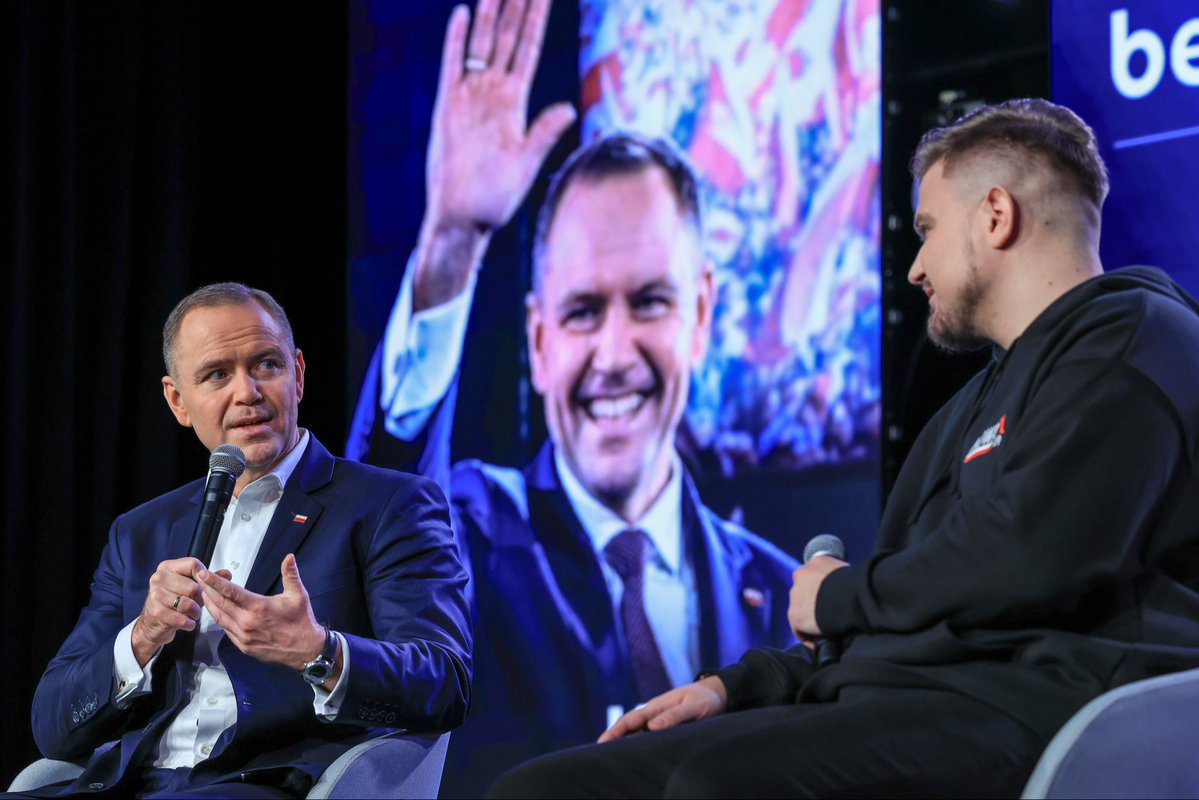 NawrockiKn's tweet image. Silna Polska. Przyszłość jest w nas.

Gdziekolwiek jestem, czuję głęboką dumę, że jestem Prezydentem Rzeczpospolitej Polskiej i stoję na czele naszego Narodu. Słyszę w świecie, że Polska jest bezpieczna, że jesteśmy silni i rozwijamy się. Myślenie o Polsce zmienia się na całym…