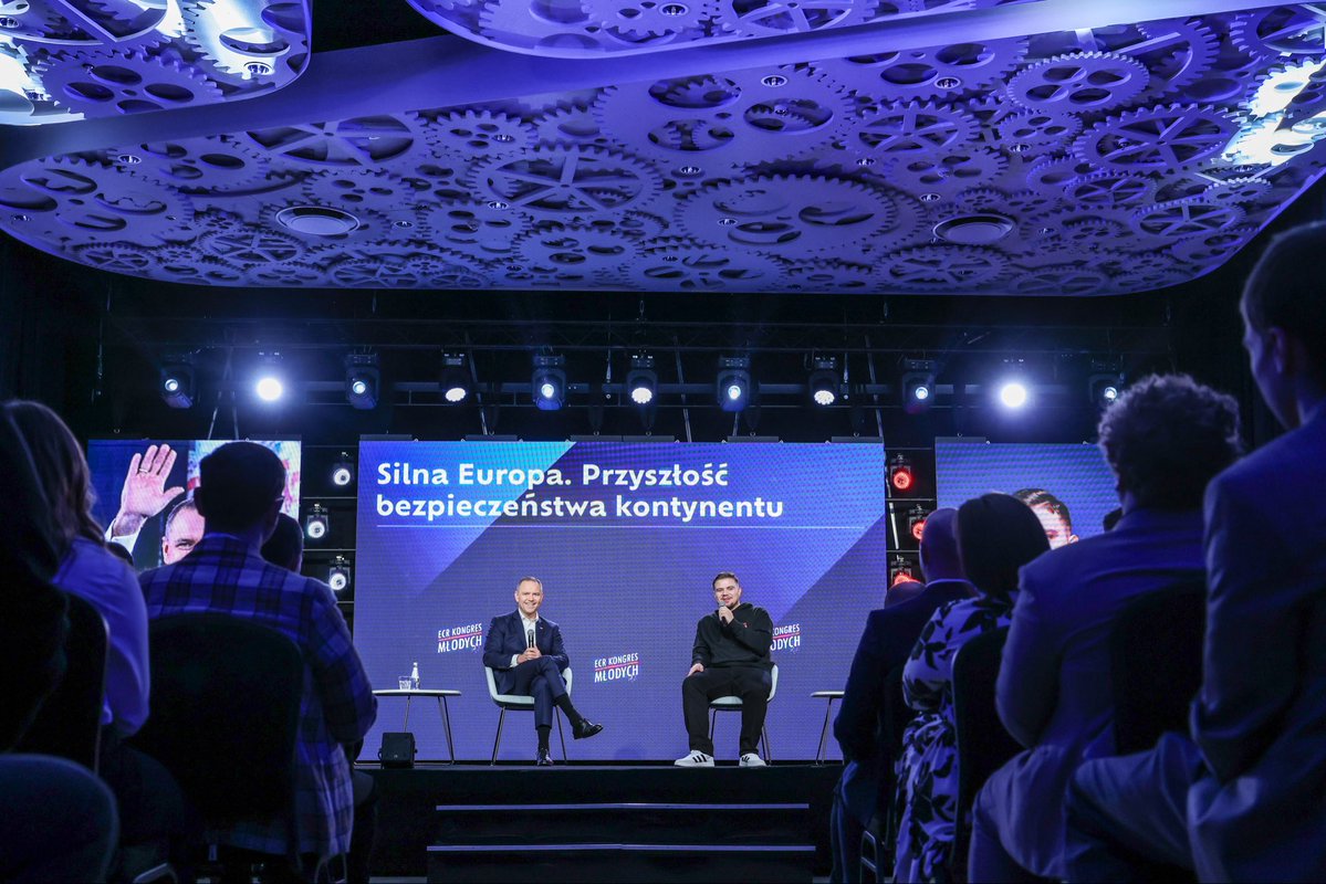 NawrockiKn's tweet image. Silna Polska. Przyszłość jest w nas.

Gdziekolwiek jestem, czuję głęboką dumę, że jestem Prezydentem Rzeczpospolitej Polskiej i stoję na czele naszego Narodu. Słyszę w świecie, że Polska jest bezpieczna, że jesteśmy silni i rozwijamy się. Myślenie o Polsce zmienia się na całym…