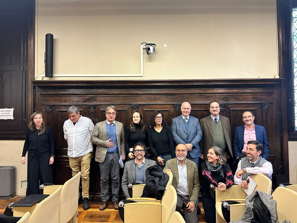 Foto de grupo al final del congreso sobre Ius in bello e IA celebrado en Vía Ruspoli [Florencia, Italia]. Con mi agradecimiento a nuestros anfitriones, Roger Campione e Filippo Ruschi.