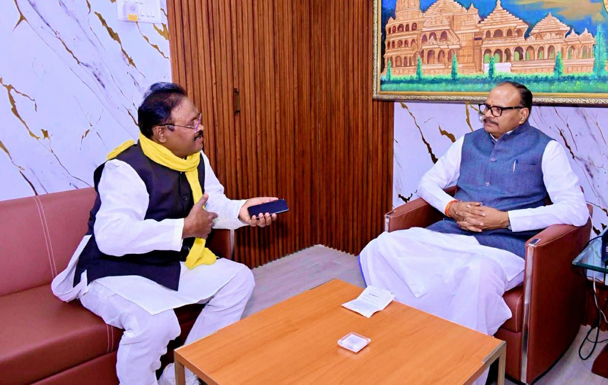 विधानसभा क्षेत्र जखनियां के जनहित से जुड़े विभिन्न महत्वपूर्ण विषयों पर श्री ब्रजेश पाठक जी (उप - मुख्यमंत्री उत्तर प्रदेश सरकार) से व्यापक चर्चा की एवं कुशल क्षेम जाना।
