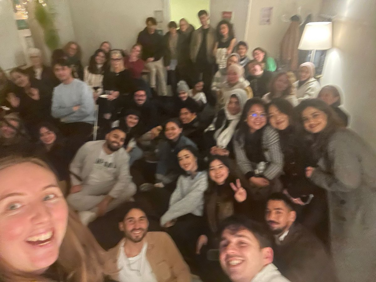 هفتهٔ گذشته برنامه‌ای برای حمایت مالی برگزار کردیم. در این گردهمایی، غذا، موسیقی، داستان‌خوانی و گفتگو داشتیم؛در نهایت۷۷۵ یورو برای پشتیبانی از مکتب‌های «دریچه» در افغانستان جمع‌آوری و واریز گردید.
از همهٔ عزیزانی که در حمایت از این کار کوچک ما سهم گرفتند، صمیمانه سپاسگزارم.