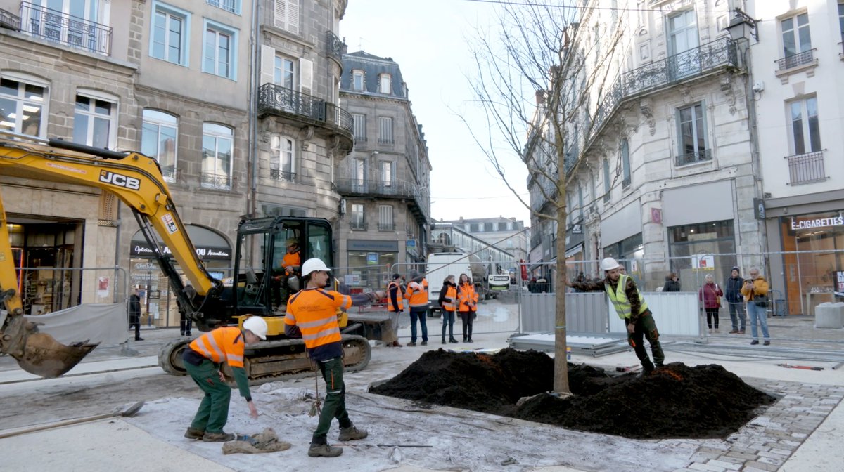 Nouvelle place des Bancs : place aux arbres !
👉🏽📺xfru.it/tHGKNY
#Limoges #Végétalisation