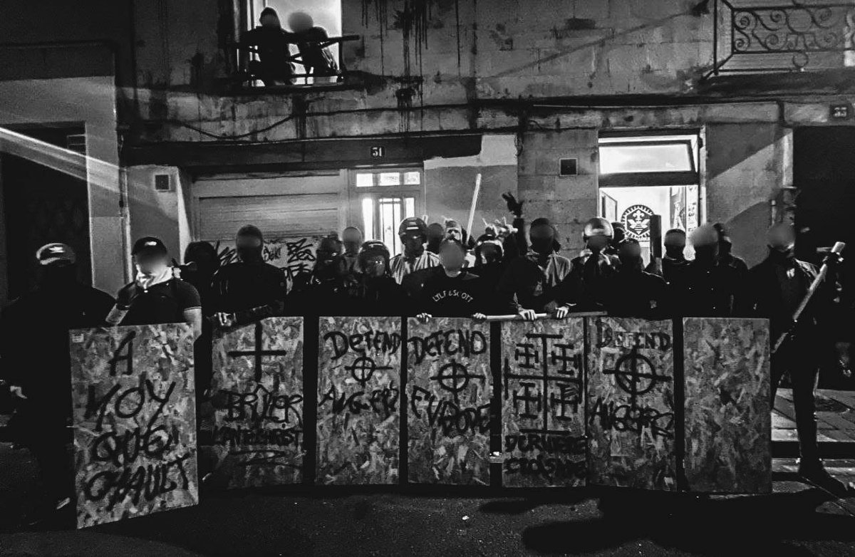 ParreirRicardo's tweet image. La même conviction, la même idéologie, le même objectif.

Il va falloir prendre très au sérieux ces dérives fascistes au sein de la police. Notre sécurité en dépend.

📸 @blast_france - banderole enlevé aux féministes le 22 novembre à Paris.