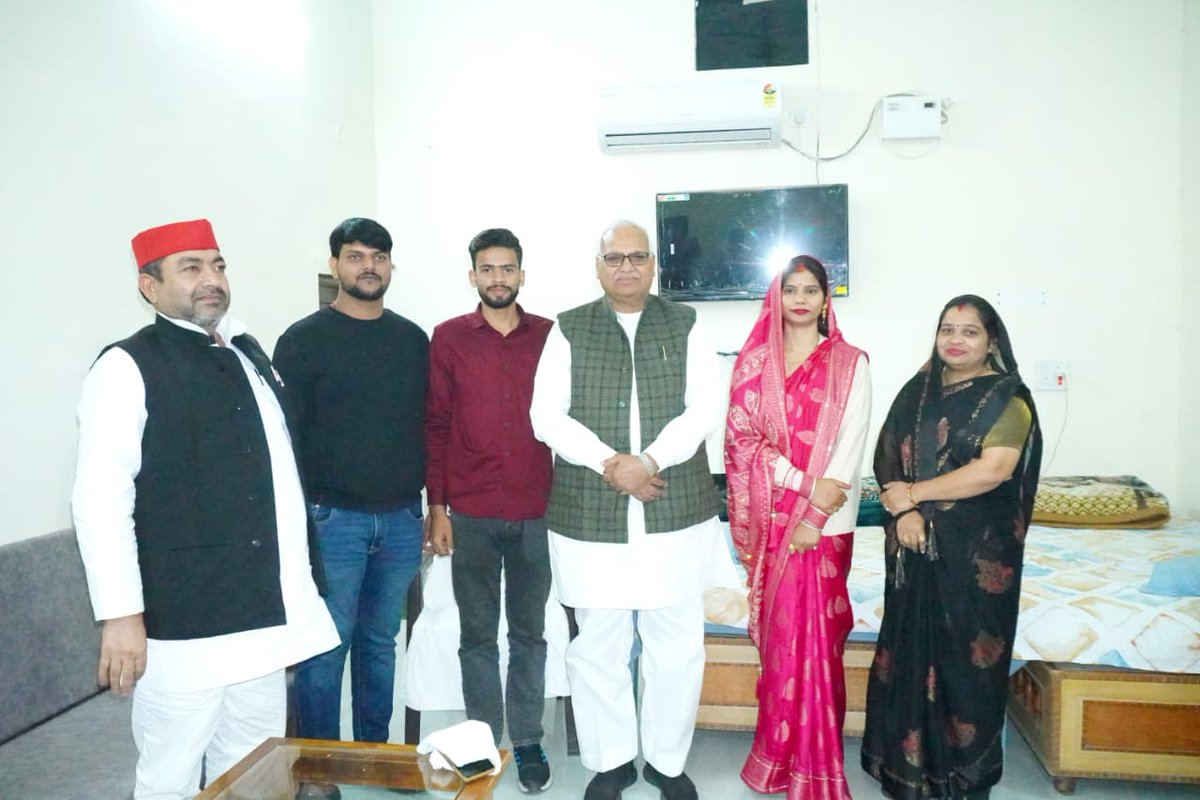 जौनपुर की मल्हनी विधानसभा के रैदासपुर में विकास यादव की शादी के कुछ दिन बाद, आज उनके आवास पहुँचकर नवयुगल को सुखद एवं मंगलमय वैवाहिक जीवन की हार्दिक शुभकामनाएँ दीं।