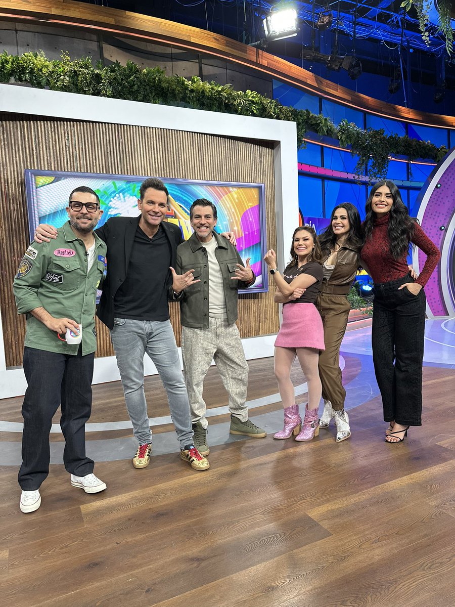 VengaLaAlegria's tweet image. ¡Nuestros conductores se enfrentaron a un complicado #RetoViral! ¿Quiénes se llevarán el triunfo este día? 🕺🏻💃🏻🤩✨ #VLA