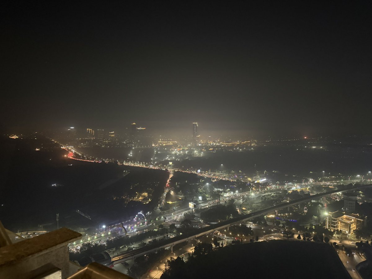 OverthinkKaAdda's tweet image. Sab log apni manzil tak pahoch jayenge… par tab tak manzil hi shift ho chuki hogi. 

#Noida #greaternoida #travelhumour