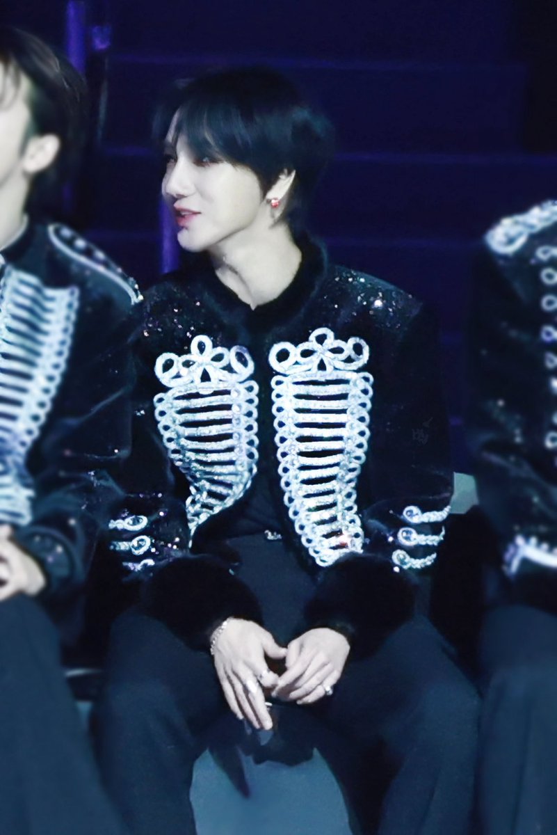 lurkerkc's tweet image. I love when they wear these princely coat jackets! And Yesung wearing the red earrings with it! The earrings looked good w the midnight princely fit fr smt in May too. Those earrings look good w everything! But I digress..suju princely fits! So good! 👑 #superjunior #예성 #yesung