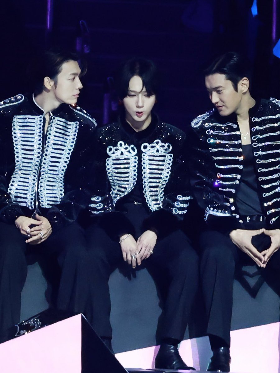 lurkerkc's tweet image. I love when they wear these princely coat jackets! And Yesung wearing the red earrings with it! The earrings looked good w the midnight princely fit fr smt in May too. Those earrings look good w everything! But I digress..suju princely fits! So good! 👑 #superjunior #예성 #yesung