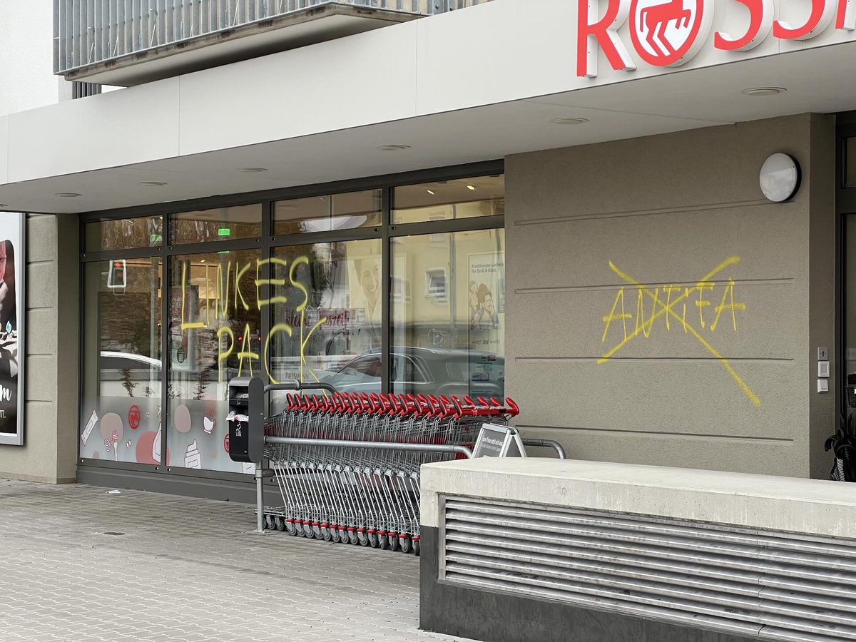 JT_Voermann's tweet image. Faschos machen halt wieder Faschosachen.
#FCKAFD #AfDVerbotjetzt