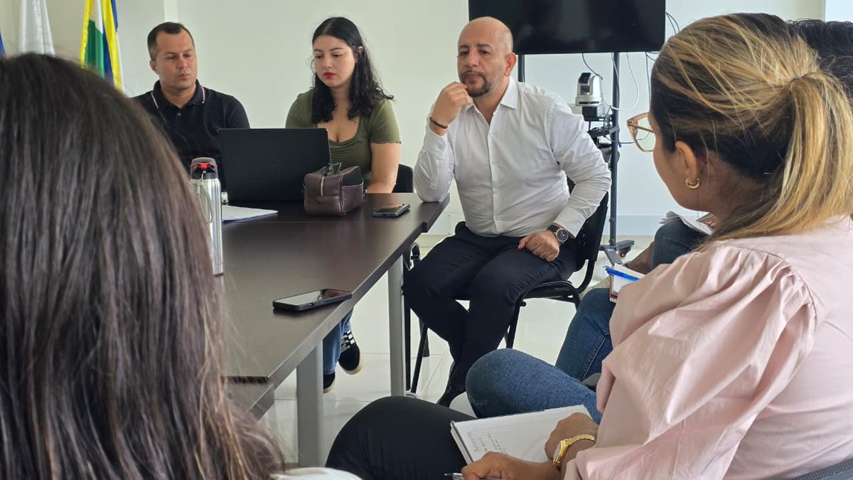 URestitucion's tweet photo. La #URT Putumayo y la directora jurídica @PaulaVillaVelez realizaron en Mocoa reunión con jueces especializados en Restitución de Tierras de la región, para hacer seguimiento a los procesos en sus tres etapas, tanto en ruta individual como colectiva. https://t.co/QP4BYEHifz