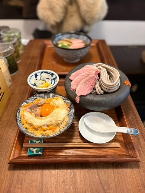 しっとりとした鴨の旨みが、香り高い蕎麦に絡む至福のひととき🍜
濃厚なつけ汁に潜らせれば広がる深い味わいがたまらない✨
ほのかに甘く上品な余韻が心を包み込む🍃
#時をかける少女 のように、あの頃へタイムリープした気分で…
その一口が日常をちょっと特別に変えてくれるはず⏳💫
#京都鴨蕎麦麦田