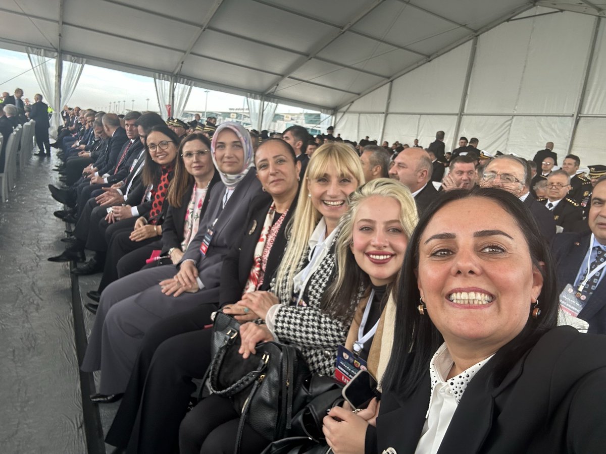hatice_atan73's tweet photo. 📍İstanbul

Varolsun Devletimiz 🇹🇷

Cumhurbaşkanımız Sn. @RTErdogan ’ ın teşrifleriyle, Jandarma, Emniyet ve Sahil Güvenlik Teşkilatımıza 9.200 yeni aracın hizmete alım töreni gerçekleştirildi. Emniyet güçlerimize, ülkemizin huzuru için hayırlı yolda kazasız kullanmayı Allah nasip etsin. Vatandaşlarımızın huzur güvenlik ve asayişi için hayırlı olsun.

@AliYerlikaya 
@TC_icisleri
@BanuKarakuss
@kubrayigitbasi
@TBBilgihan
@drkayahulya
@MIANurtacArslan