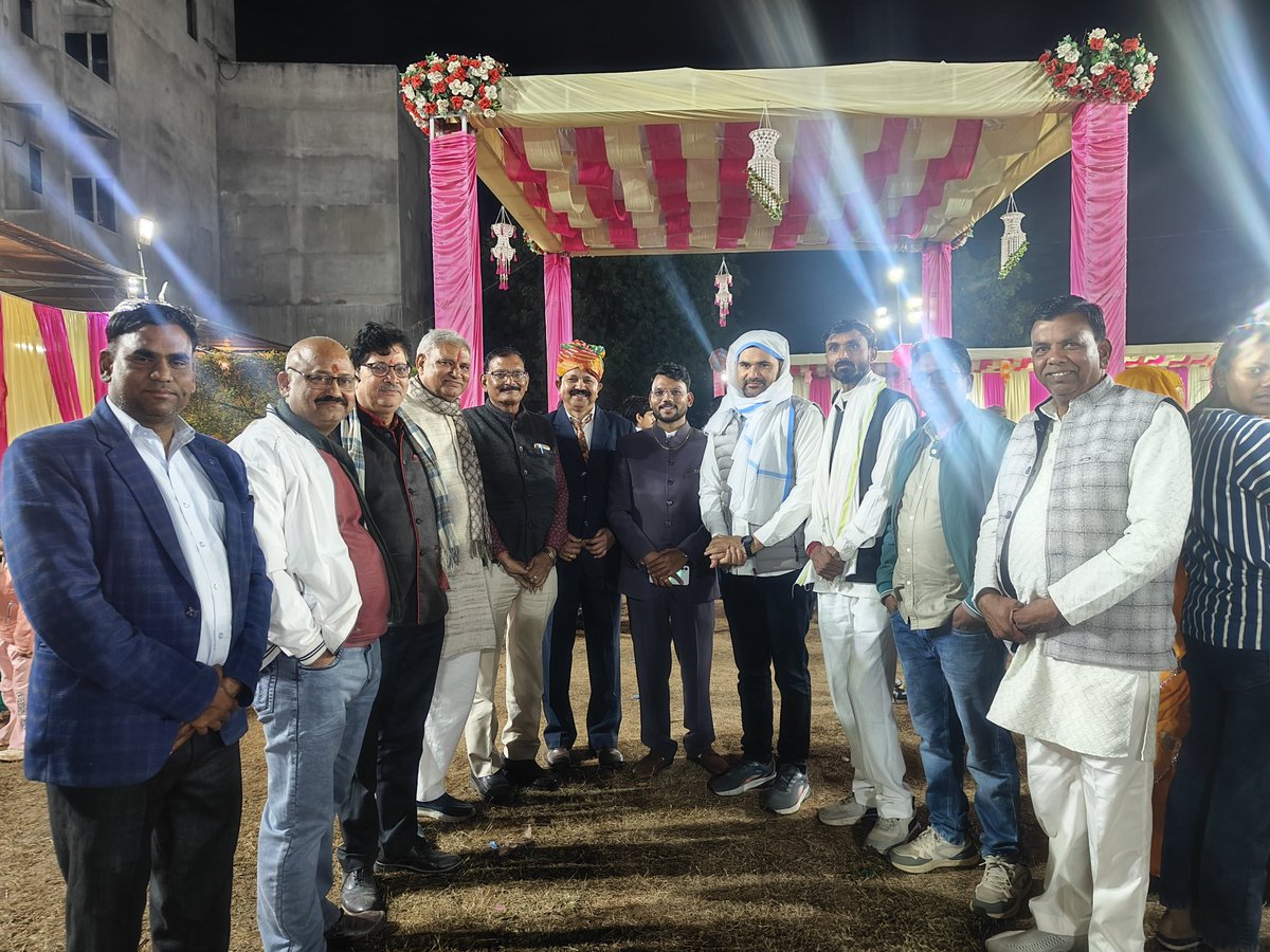 सहपाठी मित्र भाई ताराचंद सैनी लालसोट के लग्न टीके के प्रोग्राम में उपस्थित हुएं। 
भाई को जीवन के एक नये अध्याय के शुभारंभ की शुभकामनाएं प्रेषित की आप हमेशा ऐसे ही हंसते रहे मुस्कुराते रहें। 💐💐