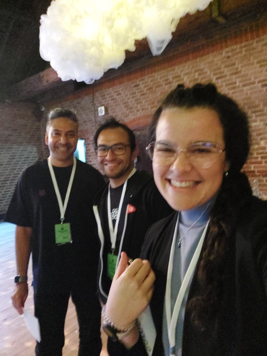 bargues_sofia's tweet image. Just at  #ReactAdvanced you can   meet these two rockstars together @Infoxicador @tazsingh ⚡