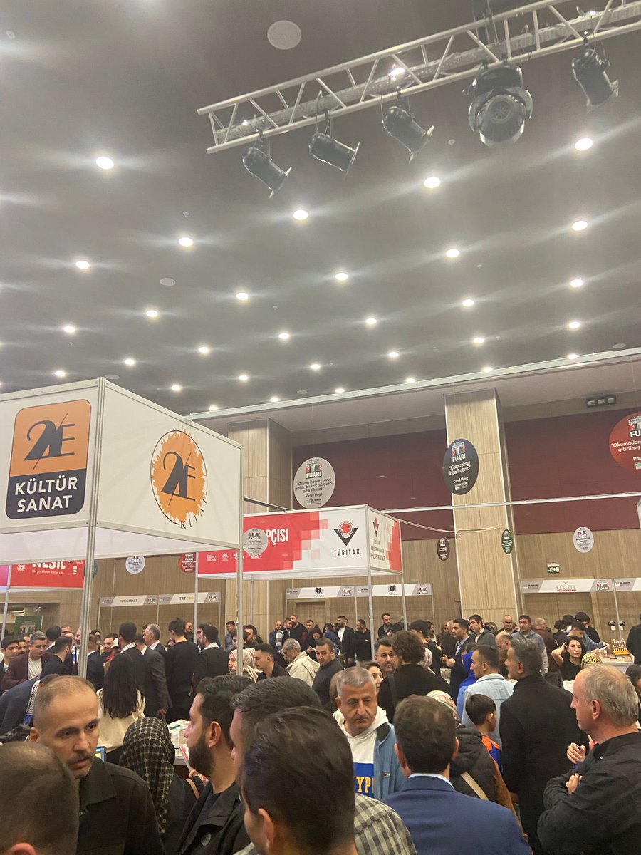 Bahçelievler Belediyemizce organize edilen 4. Ulusal Kitap Fuarı açılışına katıldık.
Dört yıldır büyük bir başarı ile yürütülen Kitap Fuarı; bu yılda on gün boyunca onlarca  yayınevi ve binlerce kitap ile kitapseverleri bekliyor.