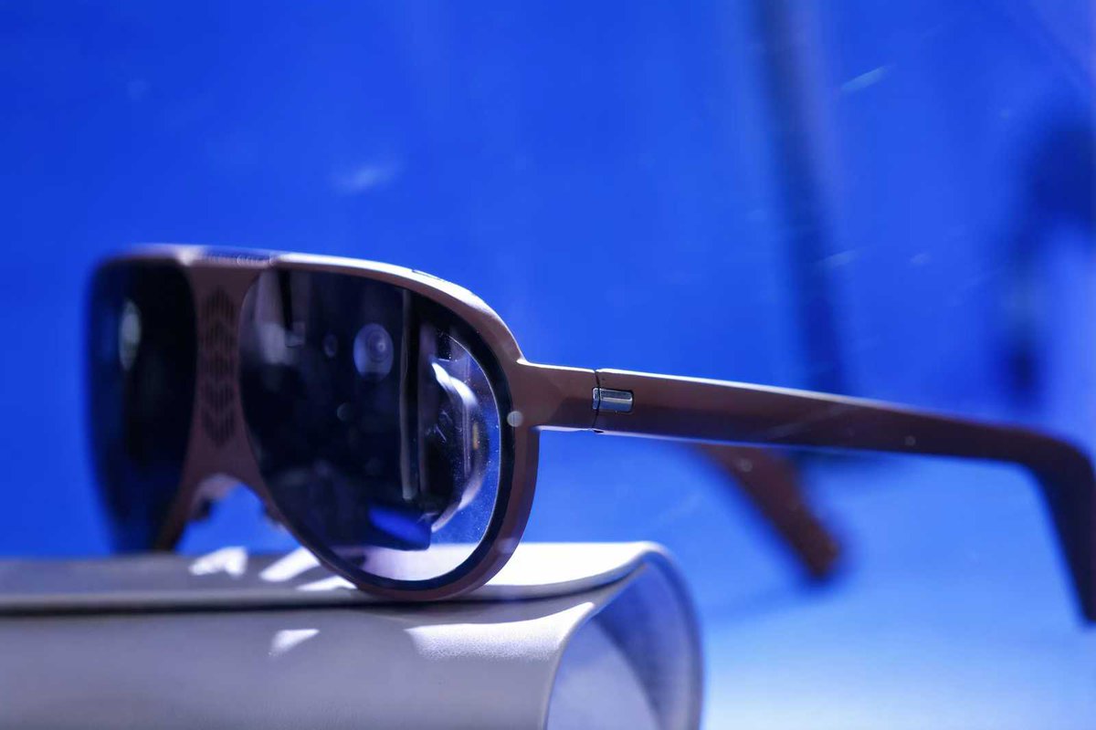 ARMRXR's tweet image. The Near Future Of #MixedReality

For Productivity and Media Consumption

90° FoV | 2.5k OLEDoS | 36 PPD | 16MP Binocular Color Passthrough with 9ms Latency | 6DoF | Hand &amp;amp; Eye Tracking | Co-Processor in the Glasses | App Processor in a Compute Puck |

Co-Processor and Reference…