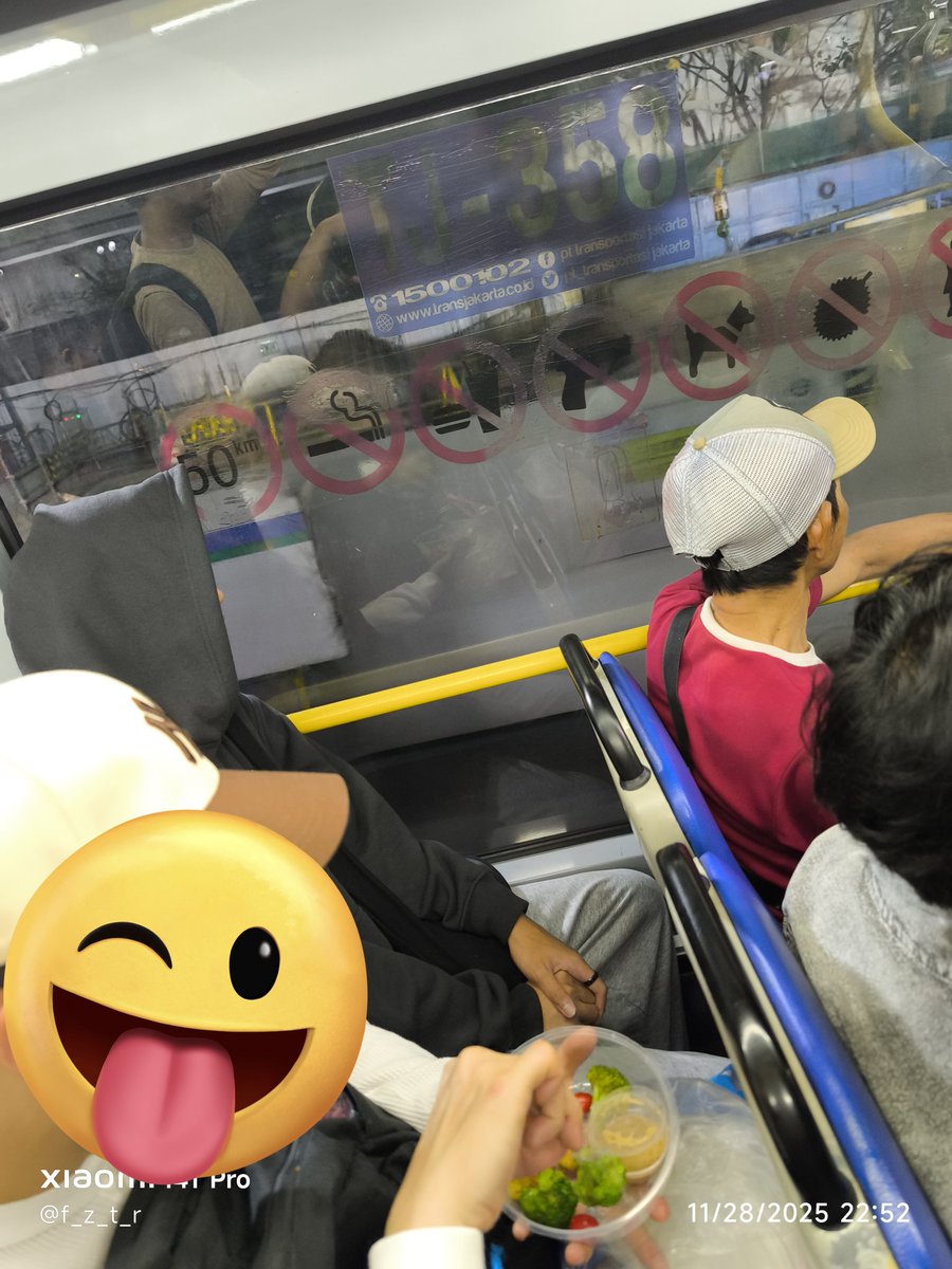 f_z_t_r's tweet image. Sepertinya harus dipertegas kembali larangan makan di dalam bus @PT_Transjakarta nomor bus Dan waktu tertera pada gambar