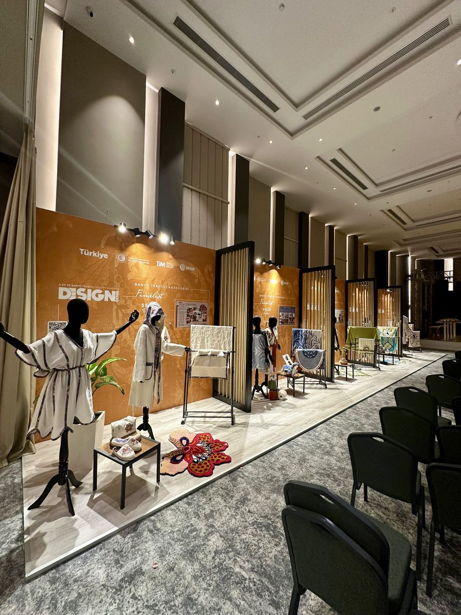 Modanın ve inovasyonun aynı sahnede buluştuğu ilham verici bir geceydi. Açılış konuşmalarıyla başlayan bu özel etkinlik, sektörün vizyonunu genişleten, tasarımın gücünü hissettiren bir atmosfer sundu.Emeği geçen <a href="/DenibDenizli/">DENİB</a> ekibine bu başarılı organizasyon için tebrik ediyorum.