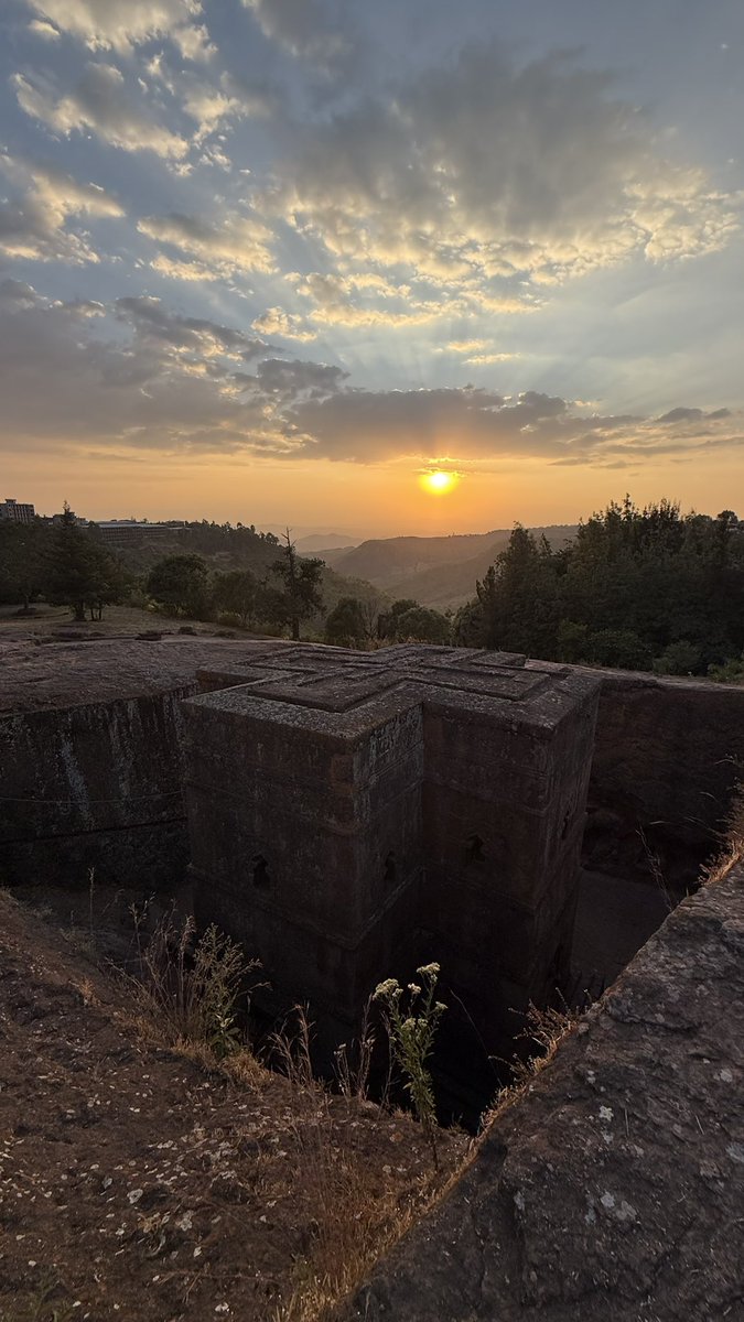 Blonde Around the World tweet media