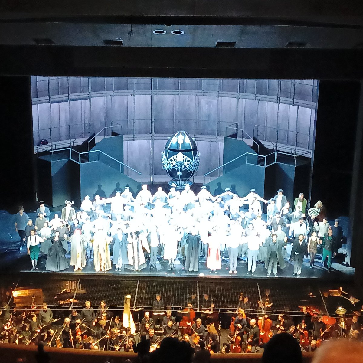 Russische Opern und die Oper Frankfurt, eine Verbindung, die in den letzten Jahren regelmäßig erfreuliche und bedenkenswerte Abende bescherte. Mussorgskis Boris Godunow (Schostakowitsch -"Langversion") reiht sich nahtlos ein. Der "Polen Akt" ein Höhepunkt, aber früher war mehr