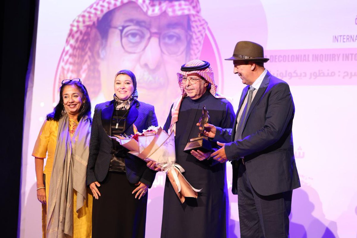 SalehZamanan's tweet image. كرّم مهرجان طنجة للفنون المشهدية، والمركز الدولي لدراسات الفرجة، البارحة، أستاذنا الكبير سلطان البازعي، بوصفه رمزًا لحركة وتطور المسرح العربي في السنوات الأخيرة، لا سيما المسرح والفنون الأدائية بالسعودية. تكريمٌ مستحق لقامة عالية. 
نفخر بأبي بدر إنسانًا ومثقفًا ورائدًا.…