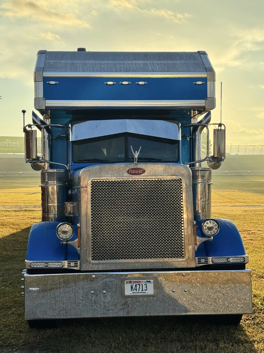 Trukparkingclub's tweet image. Happy #FrontEndFriday! Big bumper like this... clean look or overkill? 🤔